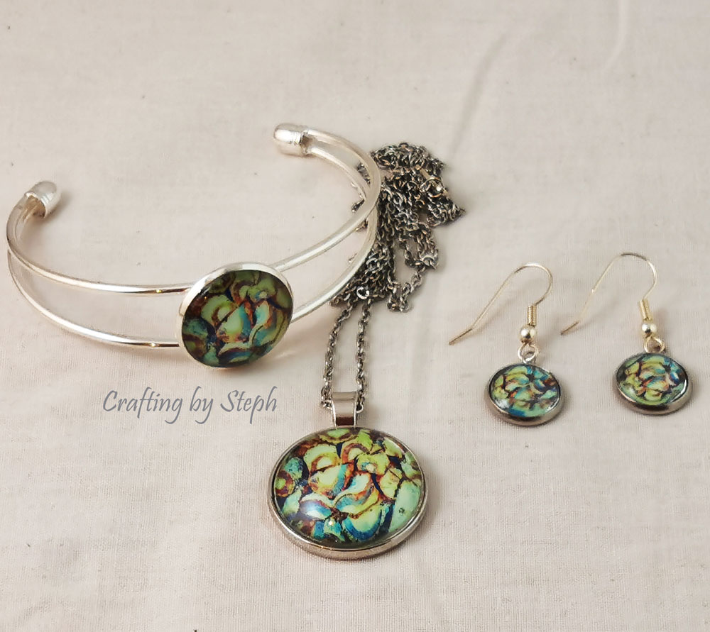 Pendant necklace, bangle & pendant earrings